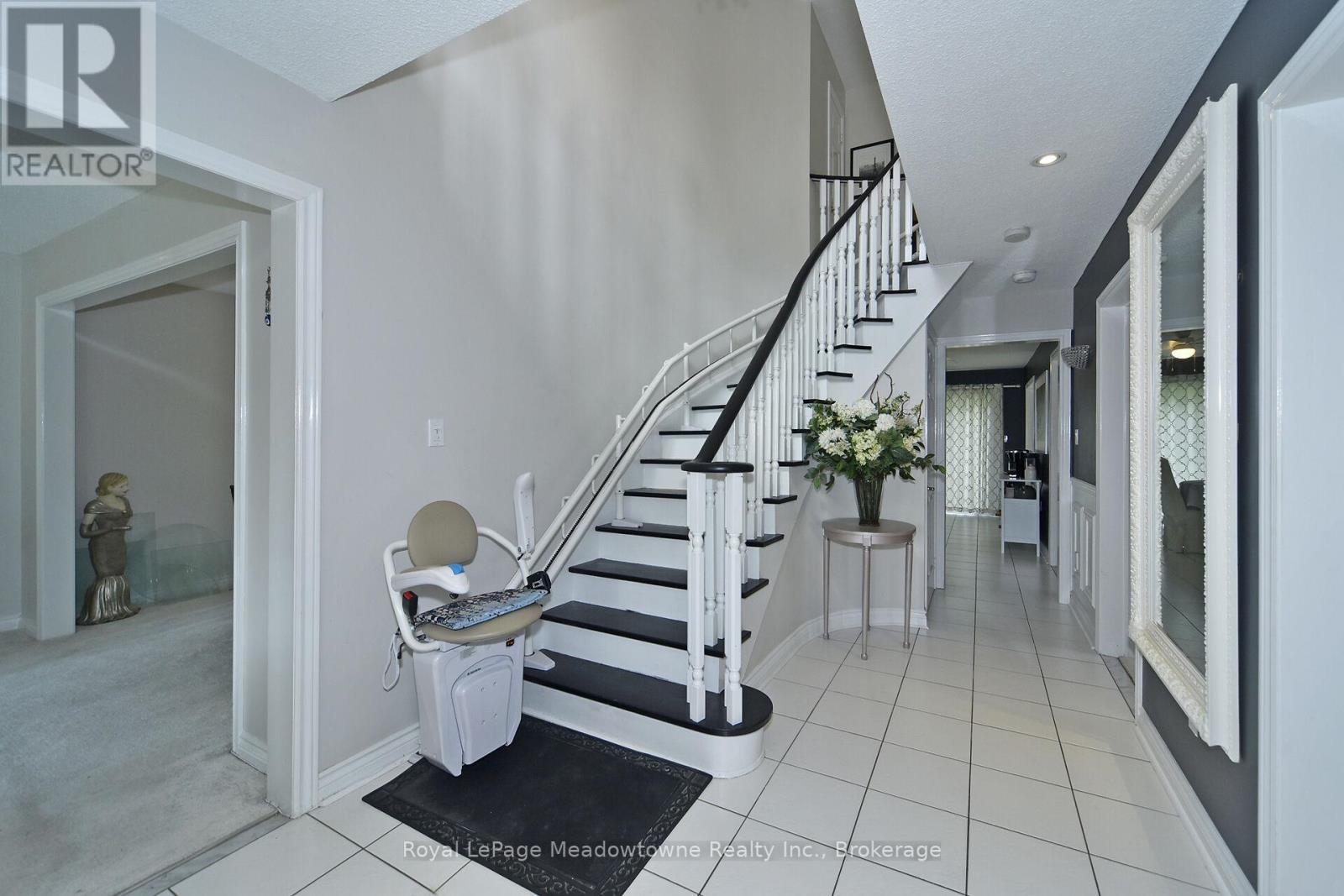 












30 MILLRUN CRESCENT N

,
Vaughan (Islington Woods),




Ontario
L4H1A4

