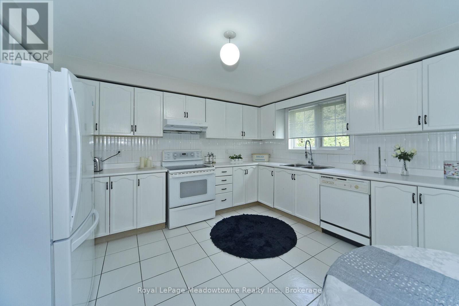 












30 MILLRUN CRESCENT N

,
Vaughan (Islington Woods),




Ontario
L4H1A4

