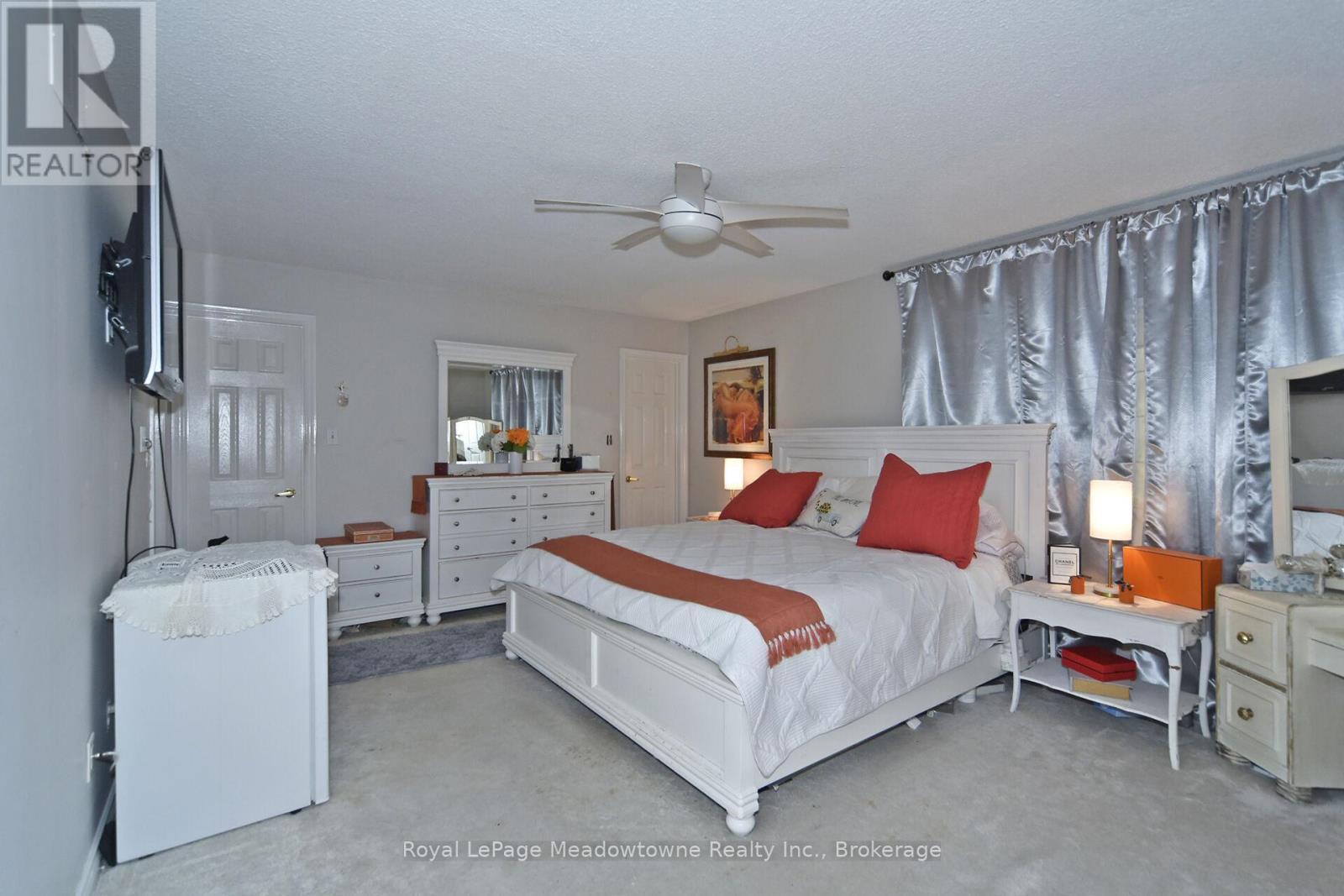












30 MILLRUN CRESCENT N

,
Vaughan (Islington Woods),




Ontario
L4H1A4

