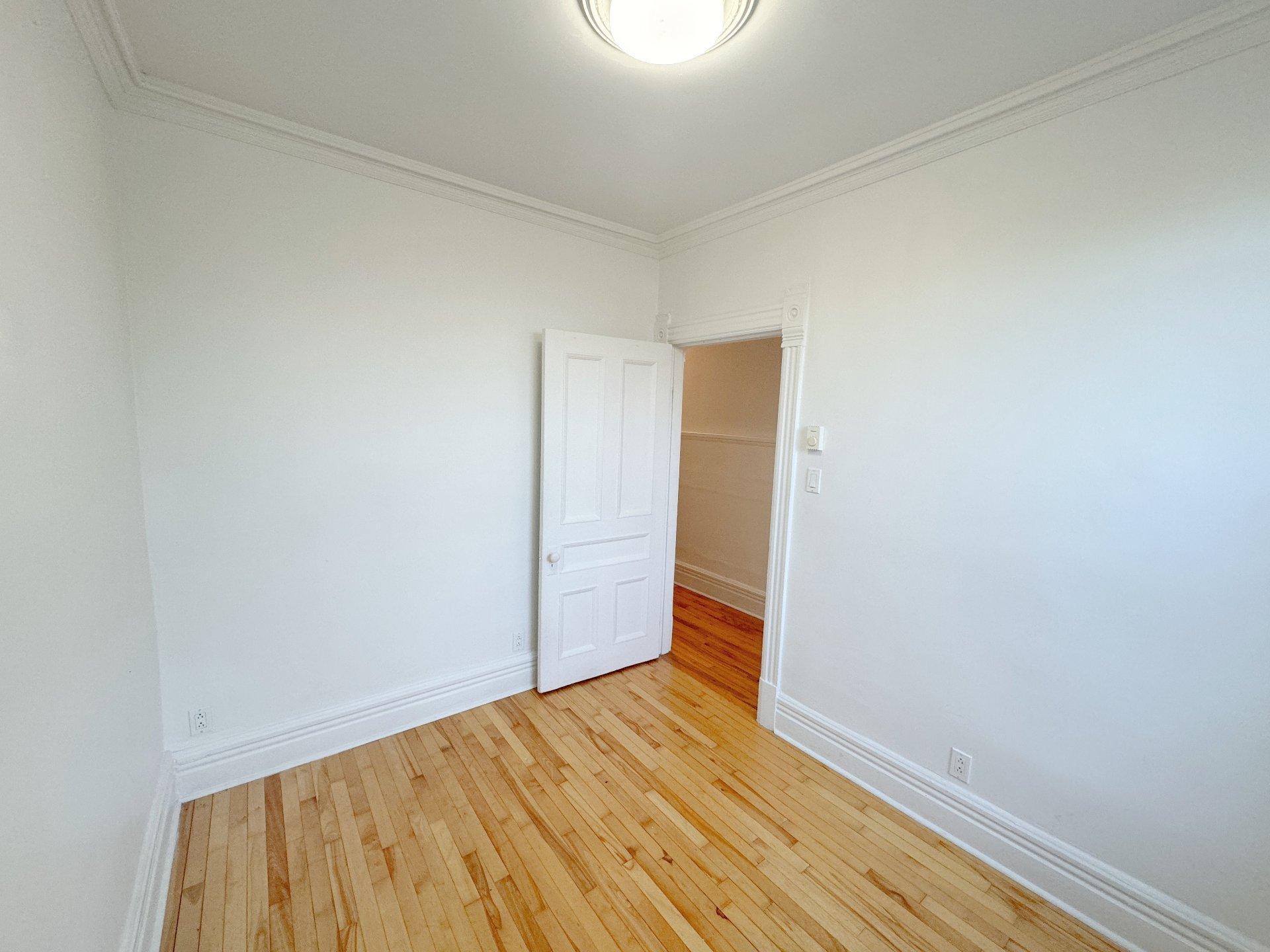 









95


Rue Troy

,
Montréal (Verdun/Île-des-Soeurs),




QC
H4G3C6


