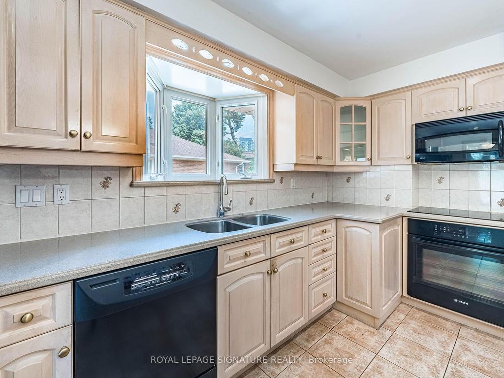 









125


Decarie

Circle,
Toronto,




ON
M9B 3J6

