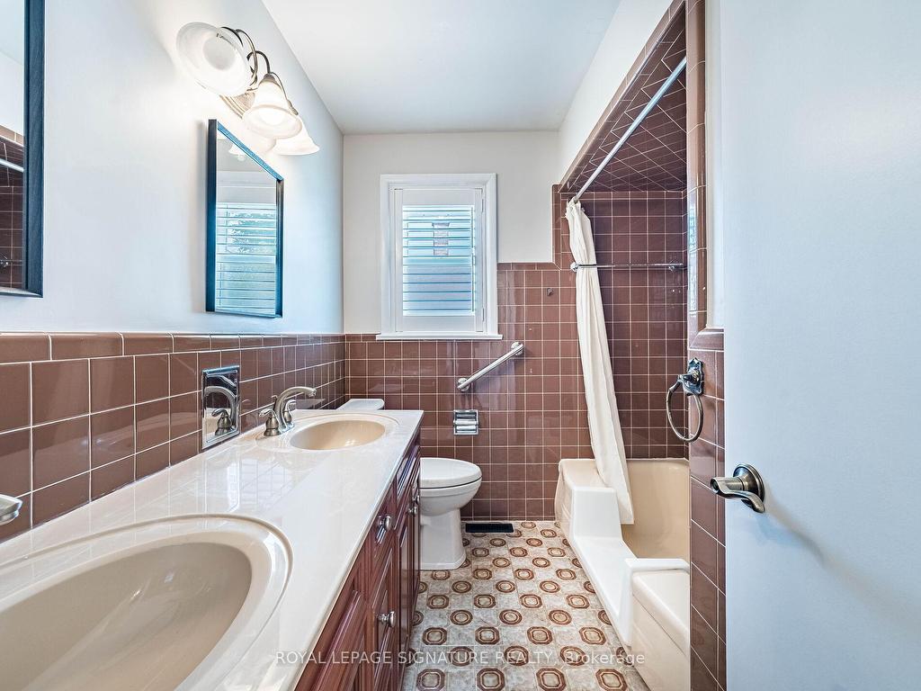 









125


Decarie

Circle,
Toronto,




ON
M9B 3J6

