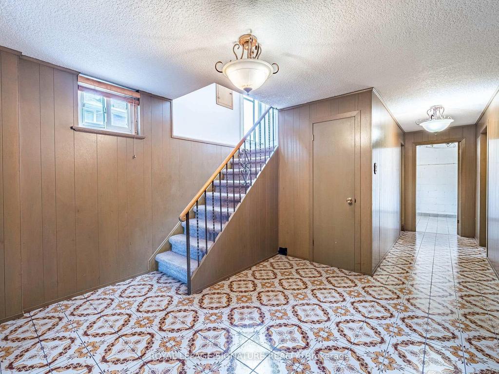 









125


Decarie

Circle,
Toronto,




ON
M9B 3J6

