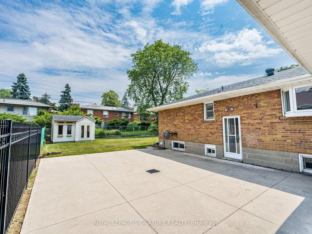 









125


Decarie

Circle,
Toronto,




ON
M9B 3J6

