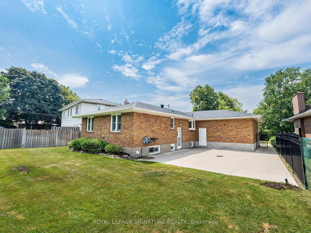 









125


Decarie

Circle,
Toronto,




ON
M9B 3J6

