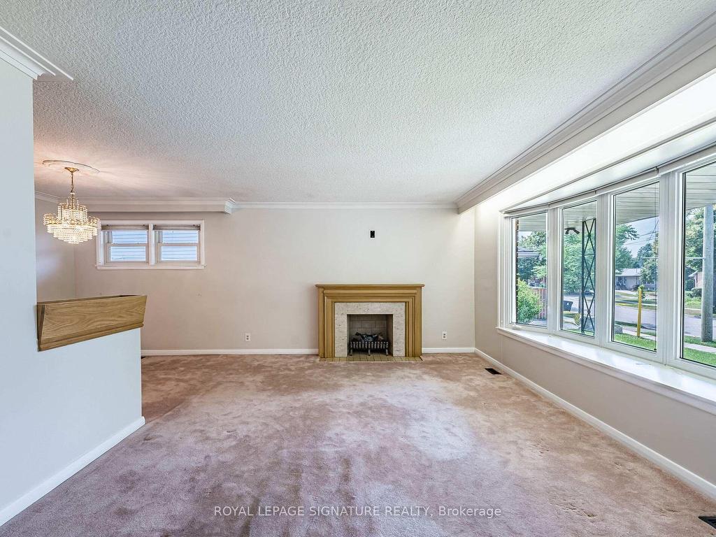 









125


Decarie

Circle,
Toronto,




ON
M9B 3J6

