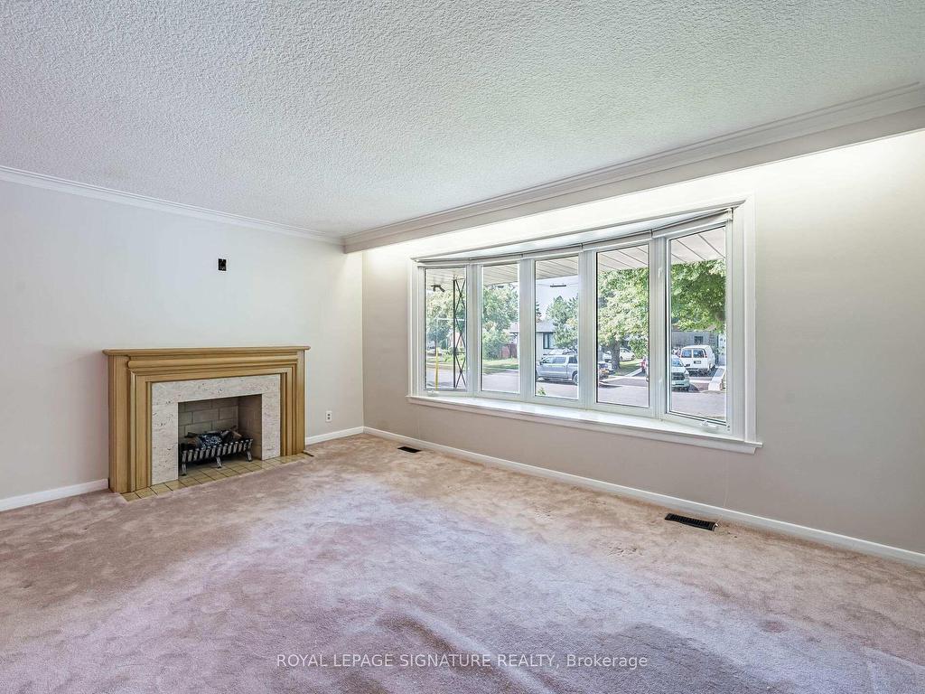 









125


Decarie

Circle,
Toronto,




ON
M9B 3J6

