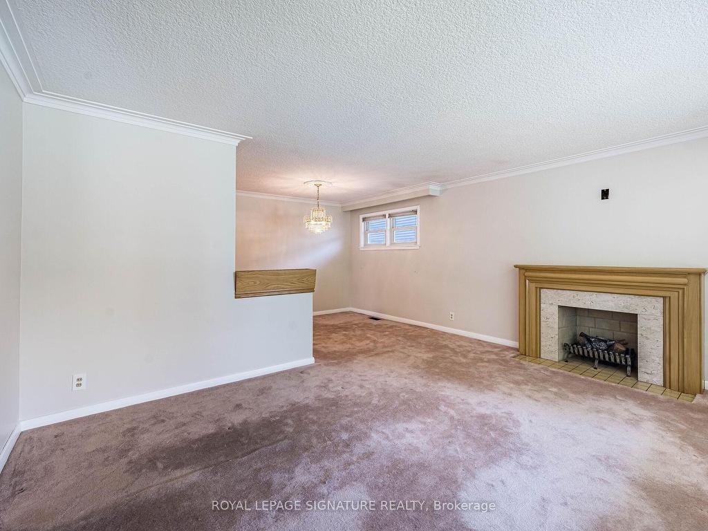 









125


Decarie

Circle,
Toronto,




ON
M9B 3J6

