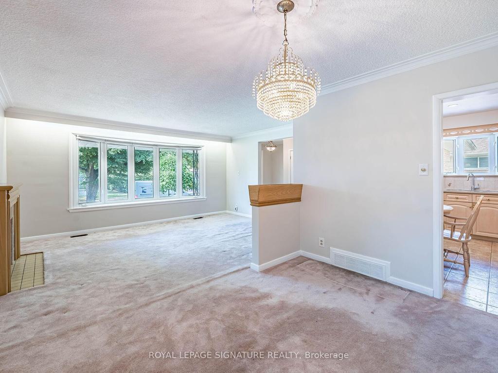 









125


Decarie

Circle,
Toronto,




ON
M9B 3J6

