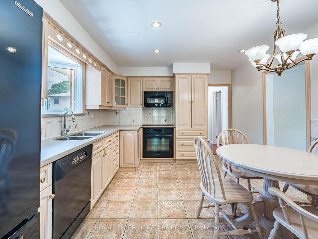 









125


Decarie

Circle,
Toronto,




ON
M9B 3J6

