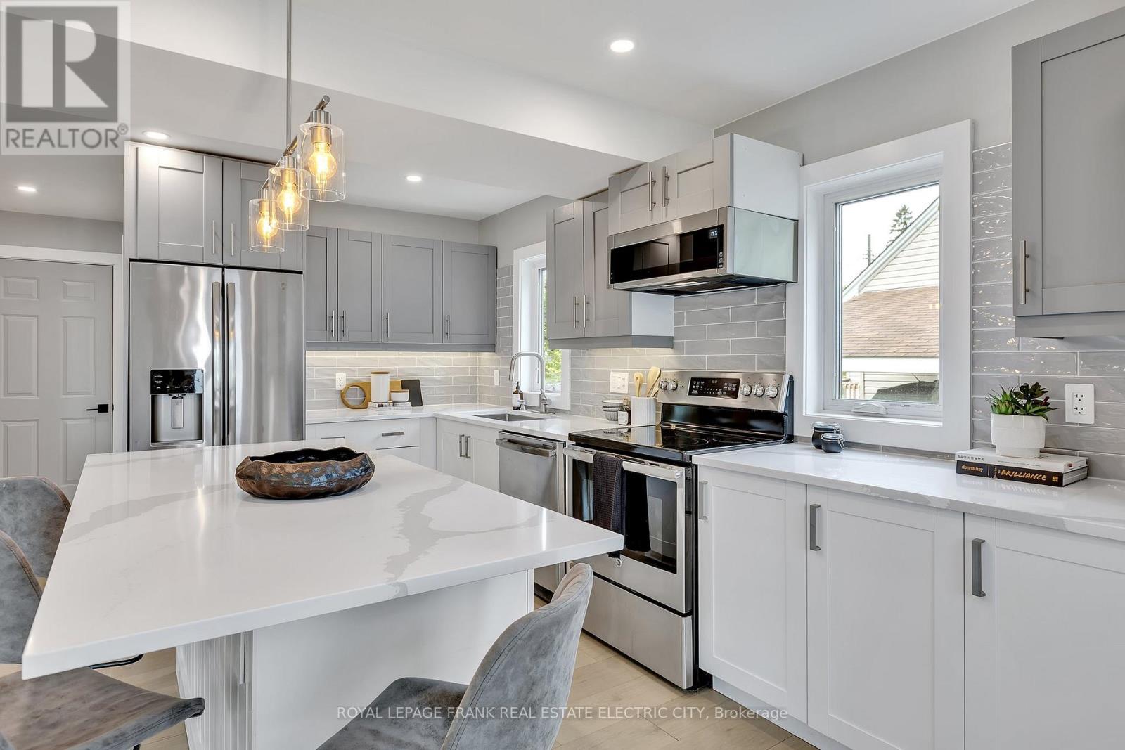 












547 ROSE AVENUE

,
Peterborough South (West),




Ontario
K9J4E6

