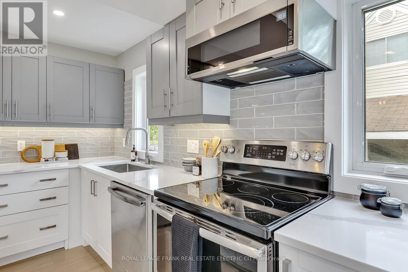 












547 ROSE AVENUE

,
Peterborough South (West),




Ontario
K9J4E6

