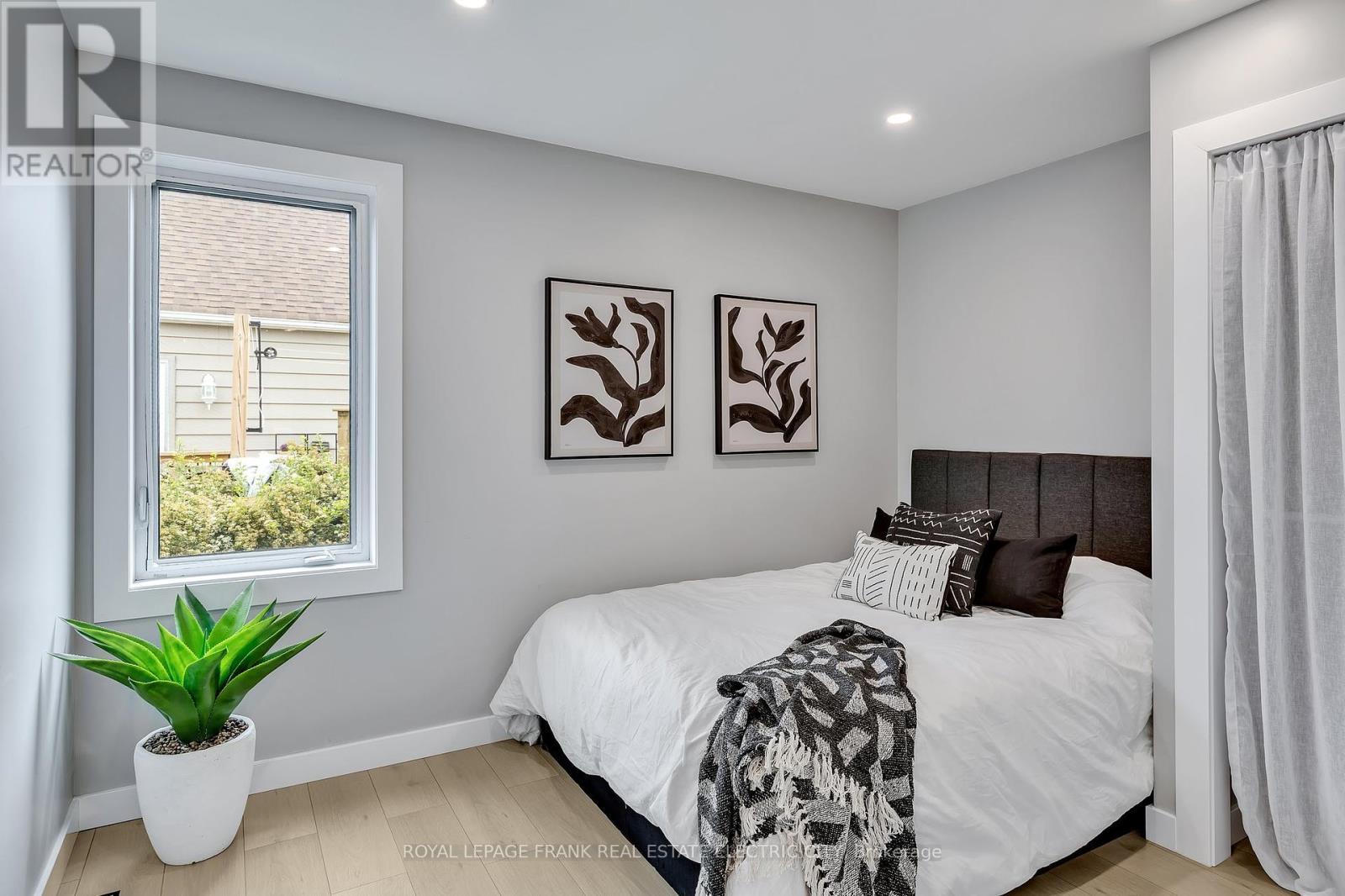 












547 ROSE AVENUE

,
Peterborough South (West),




Ontario
K9J4E6

