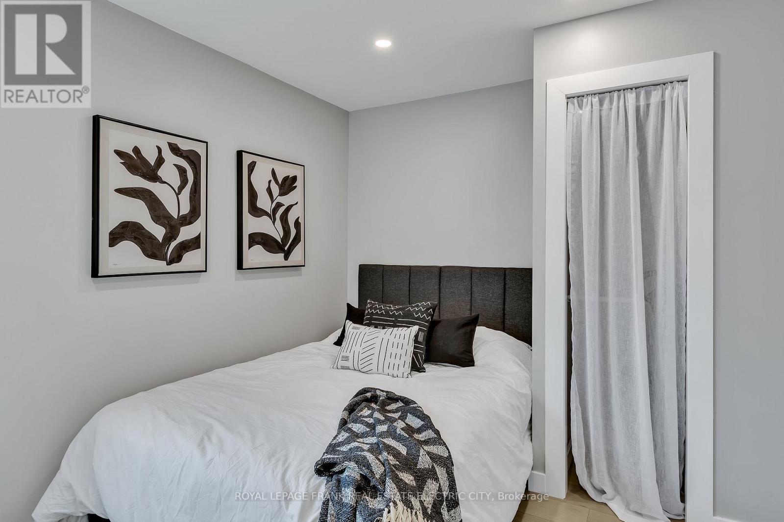 












547 ROSE AVENUE

,
Peterborough South (West),




Ontario
K9J4E6

