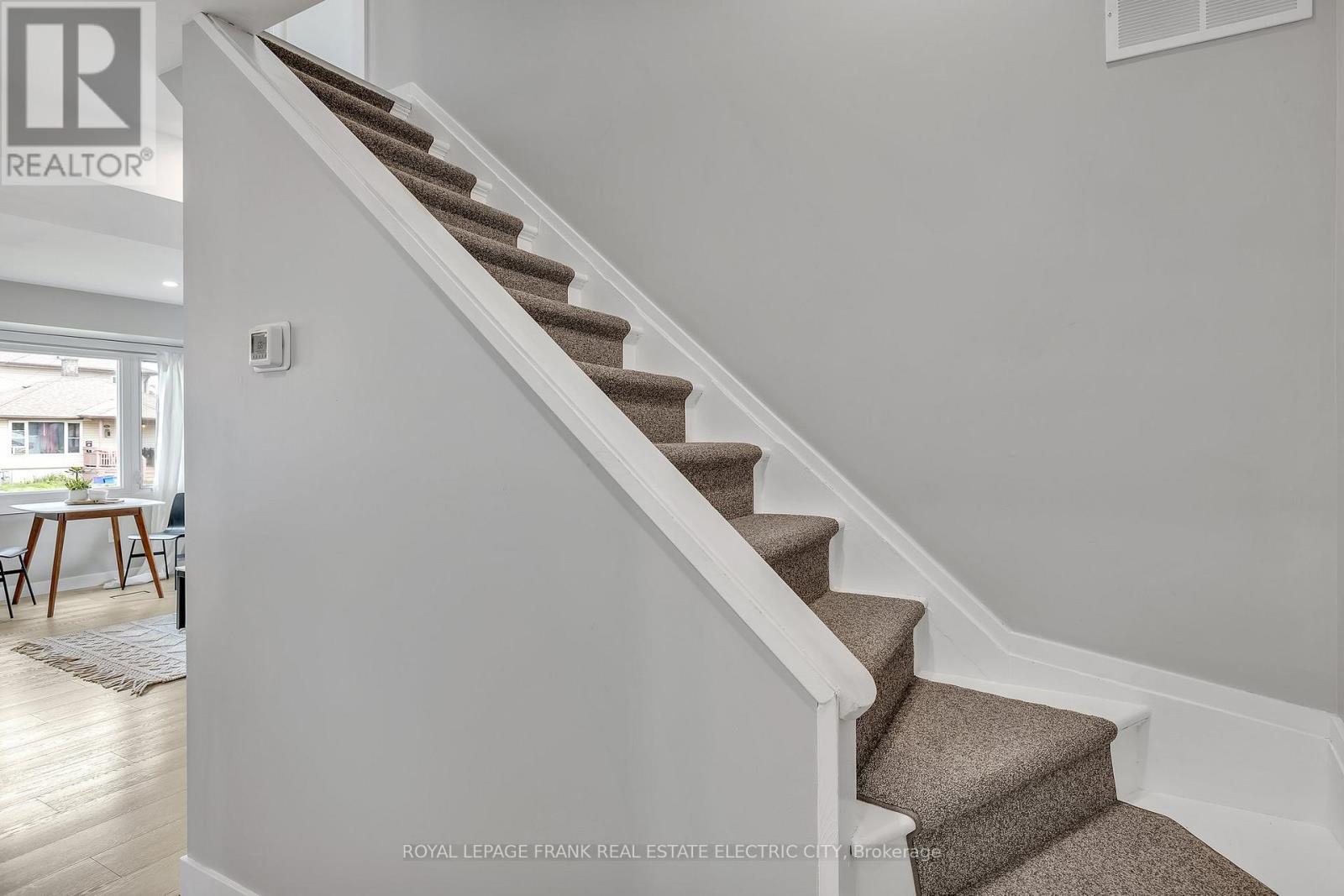 












547 ROSE AVENUE

,
Peterborough South (West),




Ontario
K9J4E6

