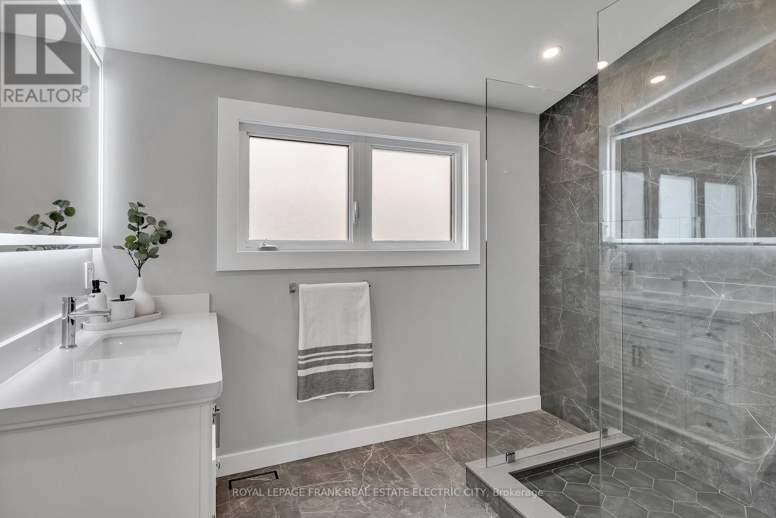 












547 ROSE AVENUE

,
Peterborough South (West),




Ontario
K9J4E6

