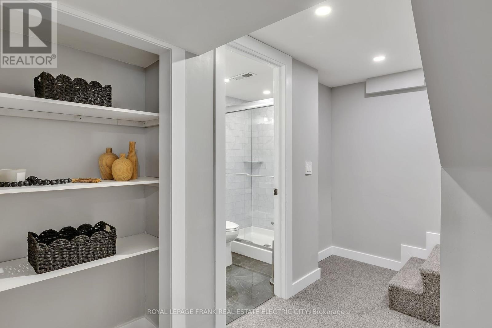 












547 ROSE AVENUE

,
Peterborough South (West),




Ontario
K9J4E6

