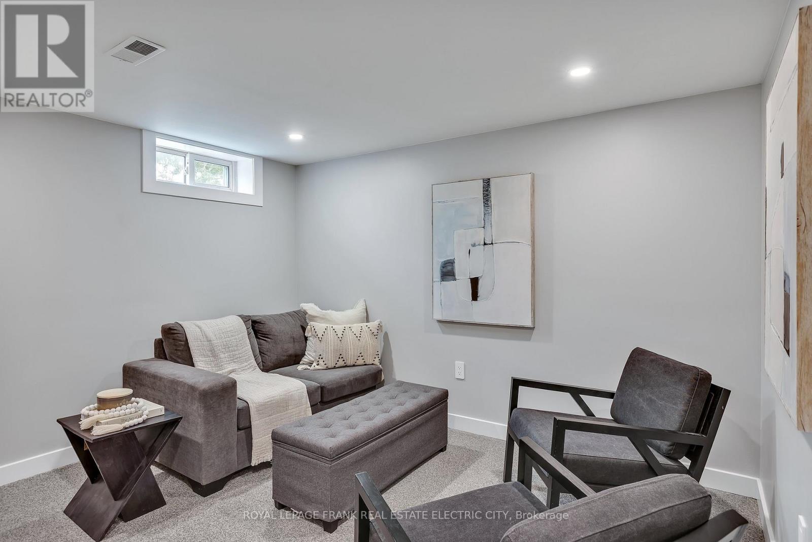 












547 ROSE AVENUE

,
Peterborough South (West),




Ontario
K9J4E6

