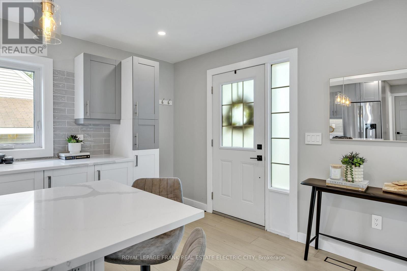 












547 ROSE AVENUE

,
Peterborough South (West),




Ontario
K9J4E6

