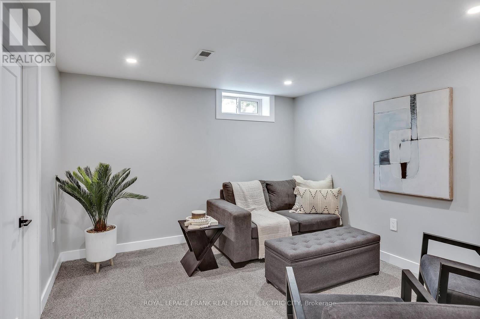 












547 ROSE AVENUE

,
Peterborough South (West),




Ontario
K9J4E6

