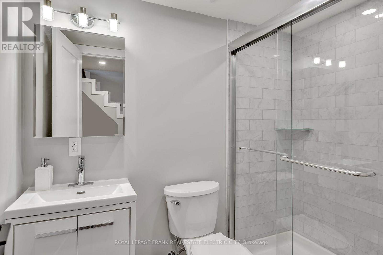 












547 ROSE AVENUE

,
Peterborough South (West),




Ontario
K9J4E6

