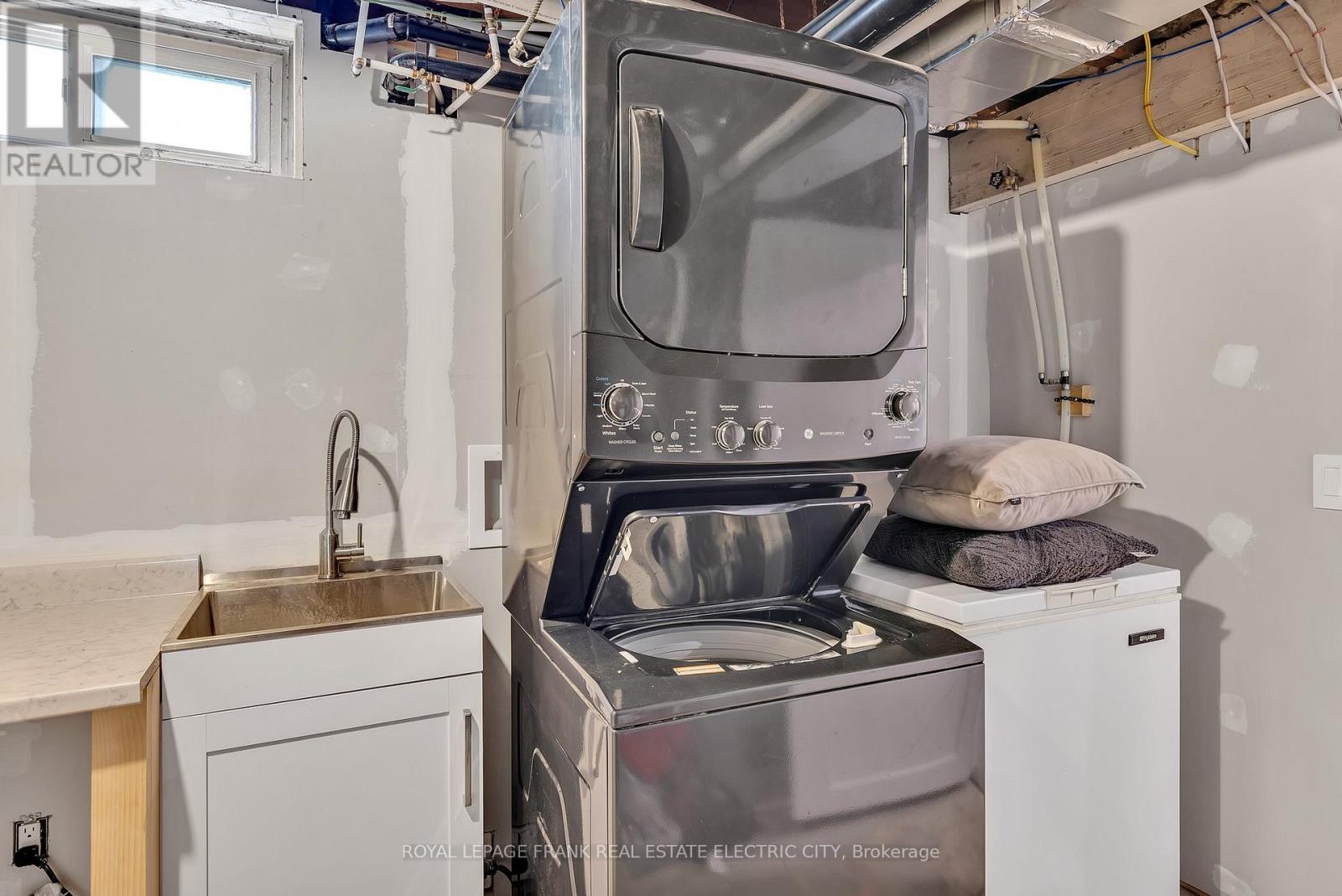 












547 ROSE AVENUE

,
Peterborough South (West),




Ontario
K9J4E6

