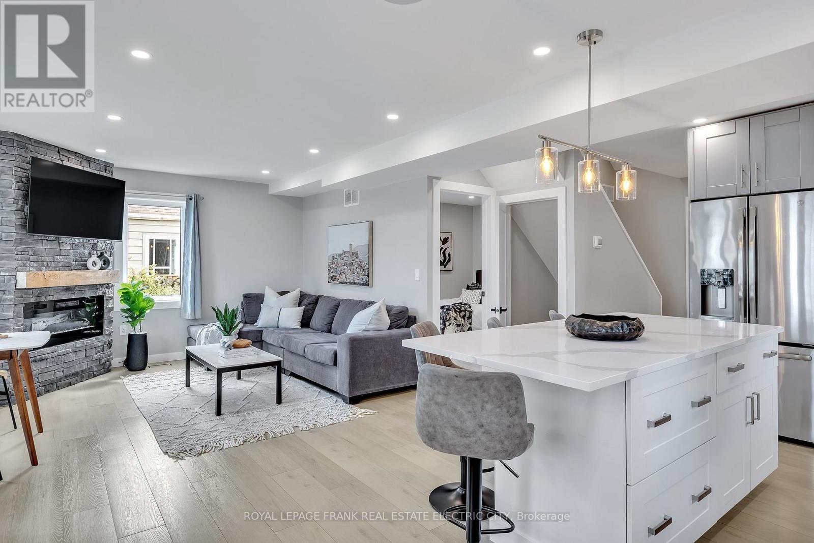 












547 ROSE AVENUE

,
Peterborough South (West),




Ontario
K9J4E6

