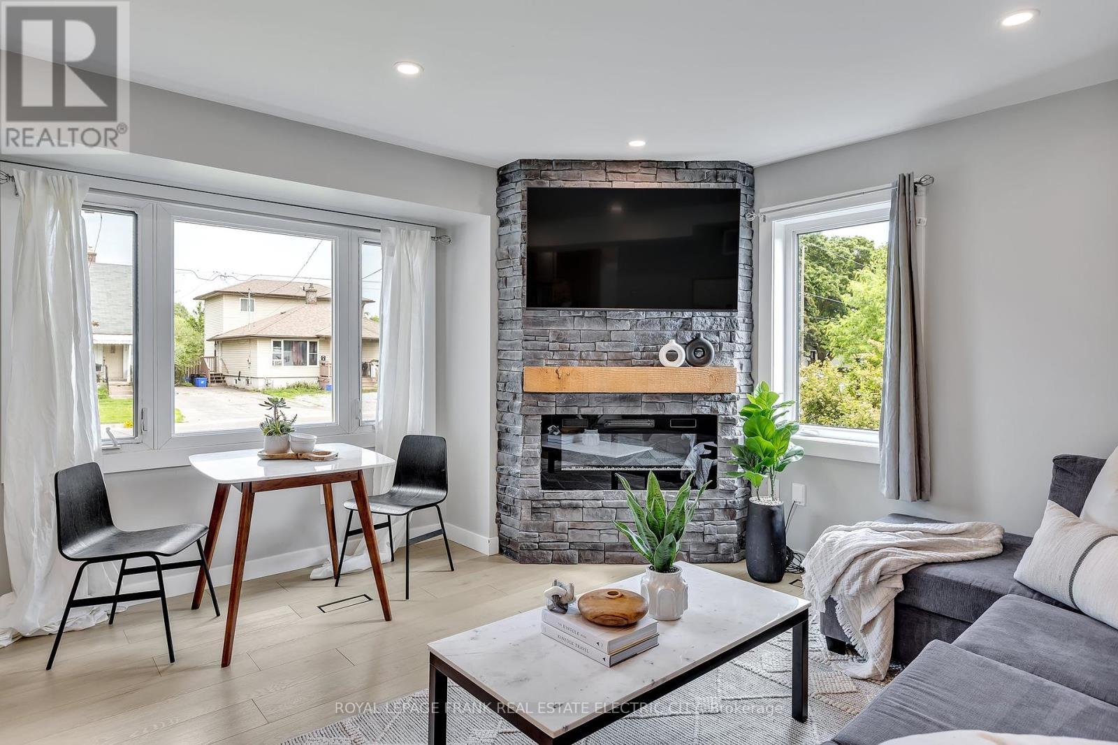 












547 ROSE AVENUE

,
Peterborough South (West),




Ontario
K9J4E6

