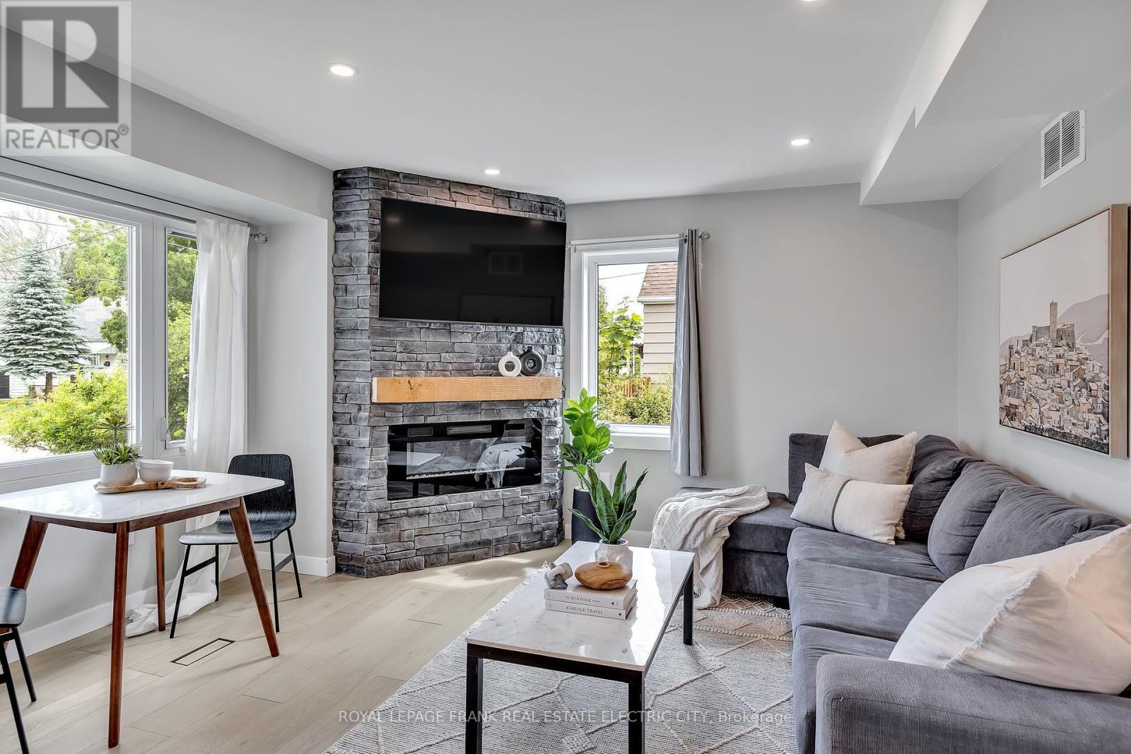 












547 ROSE AVENUE

,
Peterborough South (West),




Ontario
K9J4E6

