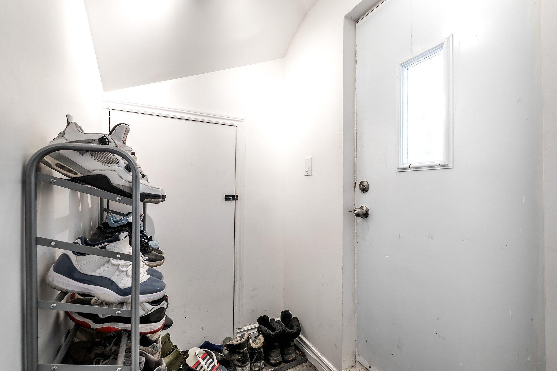 









2315

 - 2317


Rue Gold

,
Montréal (Saint-Laurent),




QC
H4M1S5

