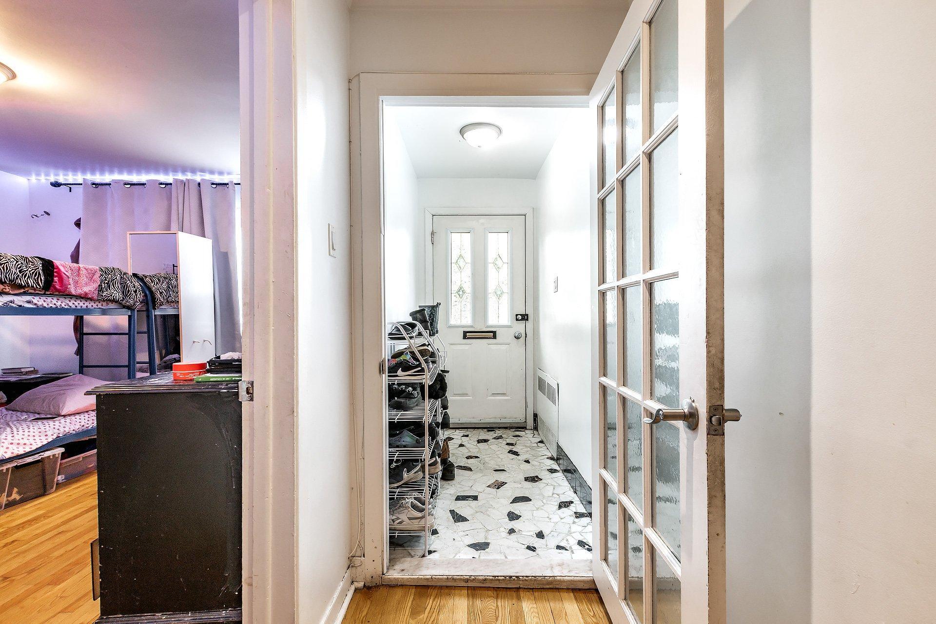 









2315

 - 2317


Rue Gold

,
Montréal (Saint-Laurent),




QC
H4M1S5

