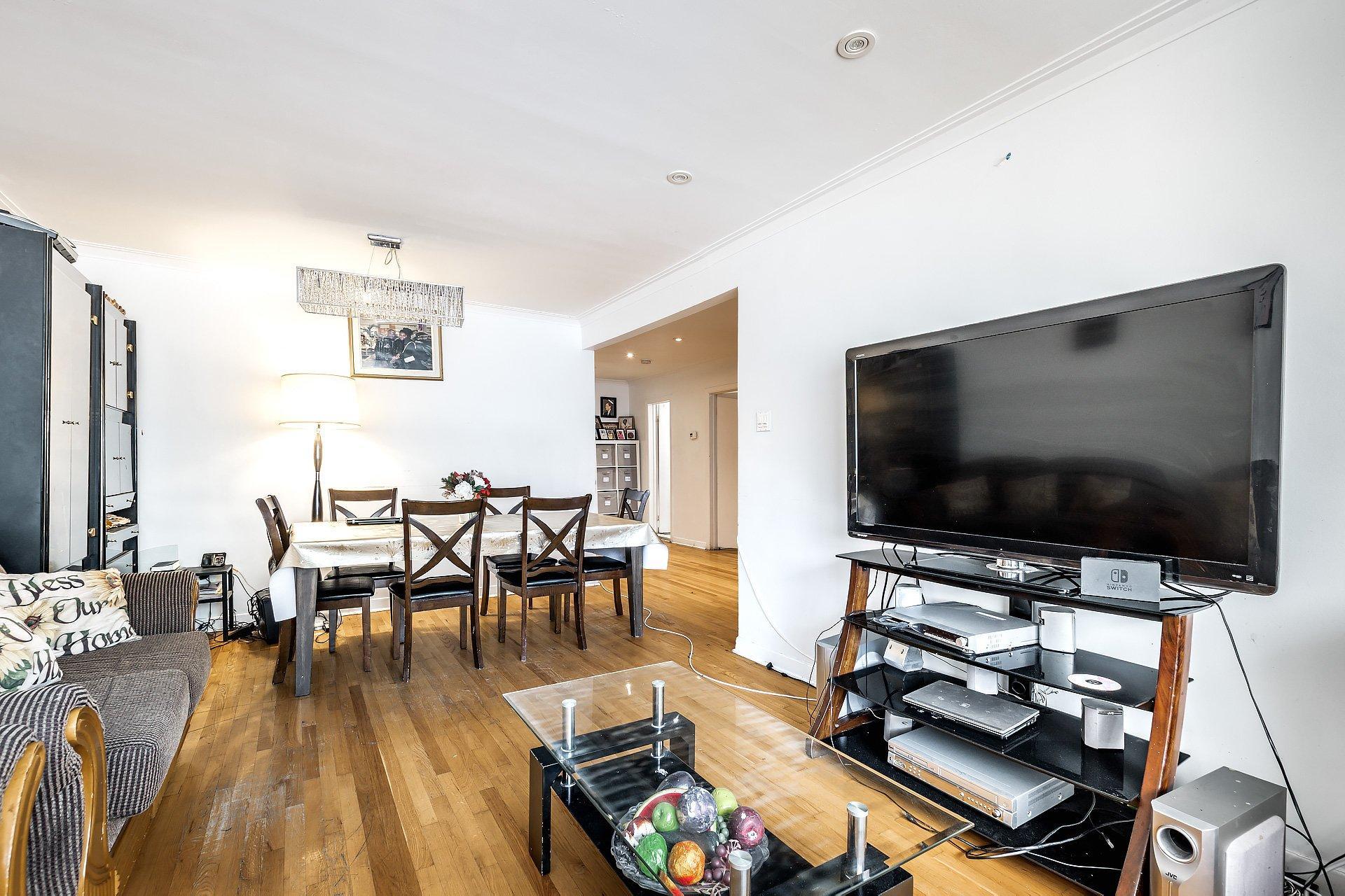 









2315

 - 2317


Rue Gold

,
Montréal (Saint-Laurent),




QC
H4M1S5

