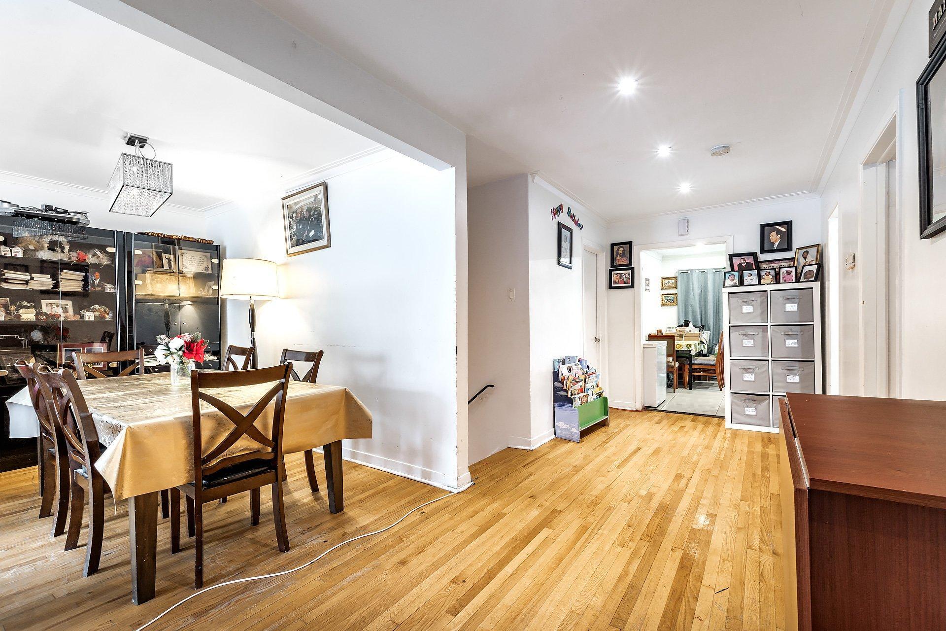 









2315

 - 2317


Rue Gold

,
Montréal (Saint-Laurent),




QC
H4M1S5

