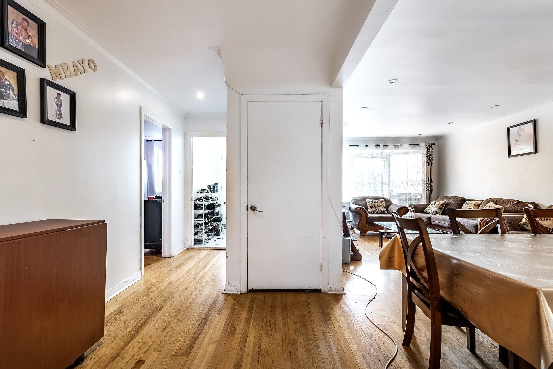 









2315

 - 2317


Rue Gold

,
Montréal (Saint-Laurent),




QC
H4M1S5

