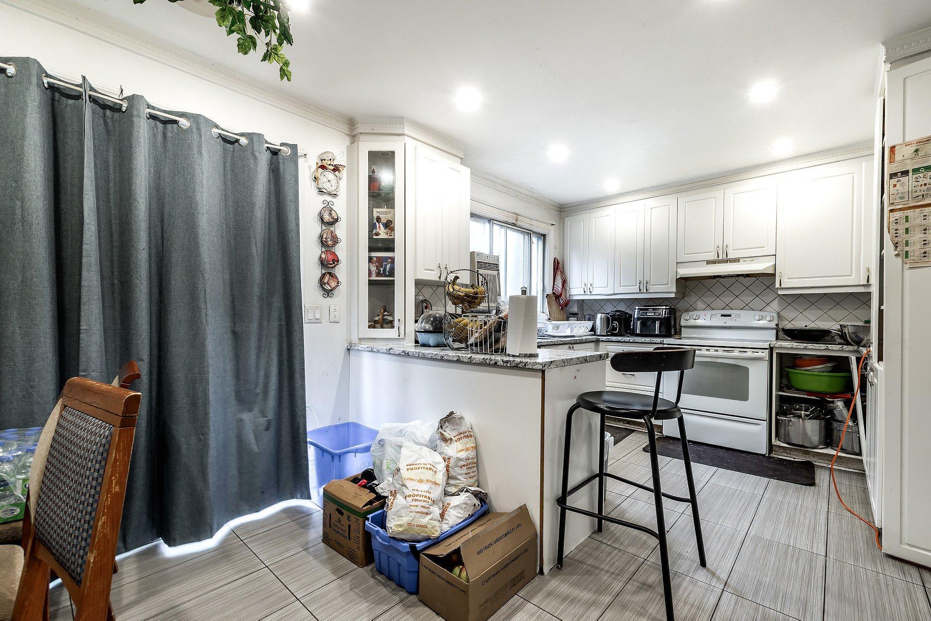 









2315

 - 2317


Rue Gold

,
Montréal (Saint-Laurent),




QC
H4M1S5

