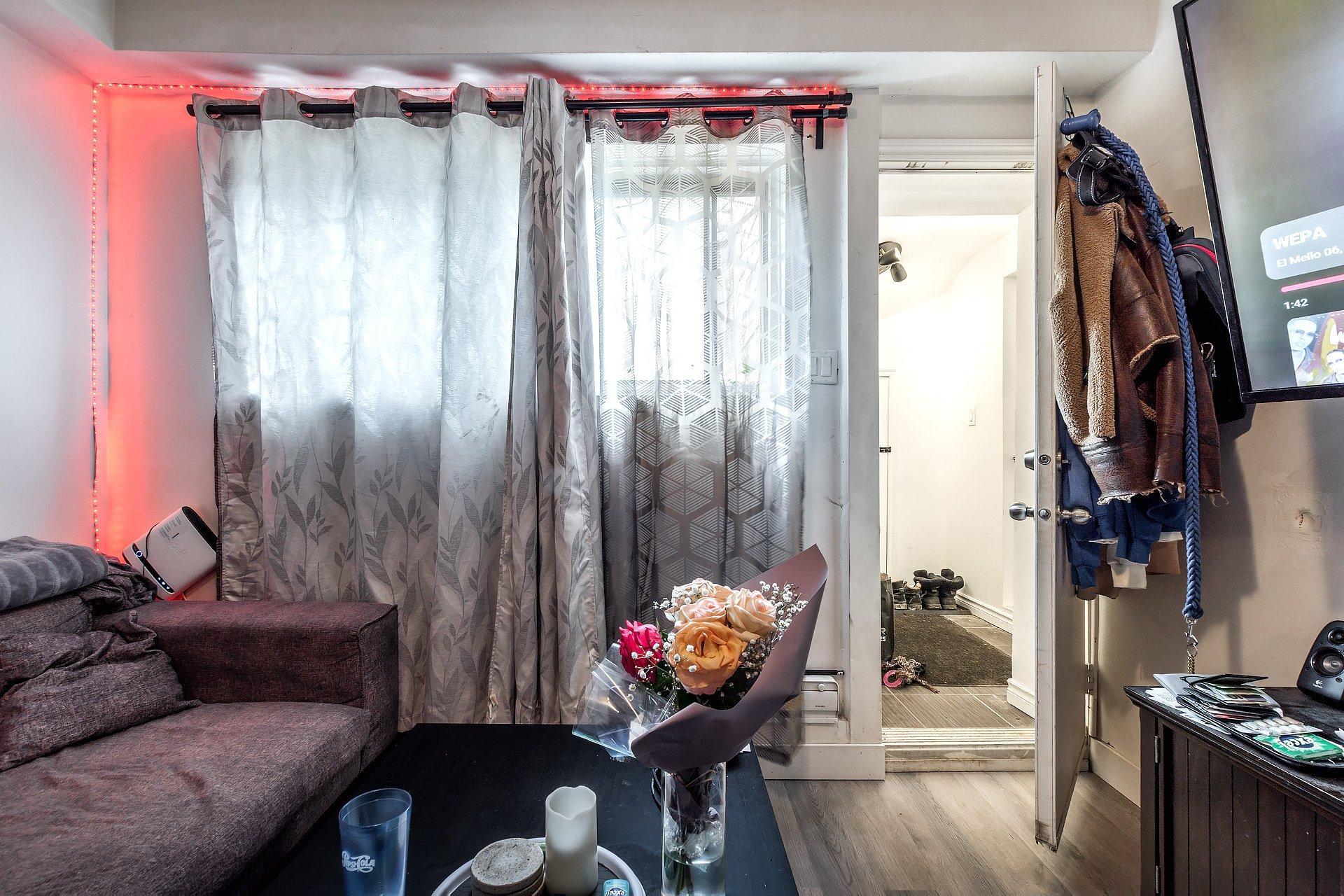 









2315

 - 2317


Rue Gold

,
Montréal (Saint-Laurent),




QC
H4M1S5

