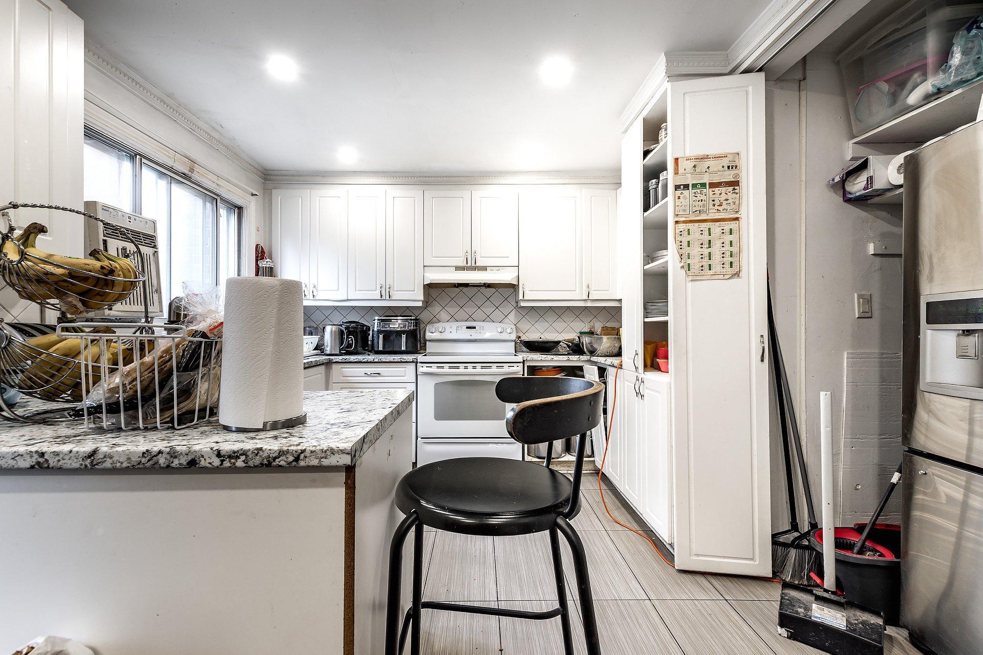 









2315

 - 2317


Rue Gold

,
Montréal (Saint-Laurent),




QC
H4M1S5

