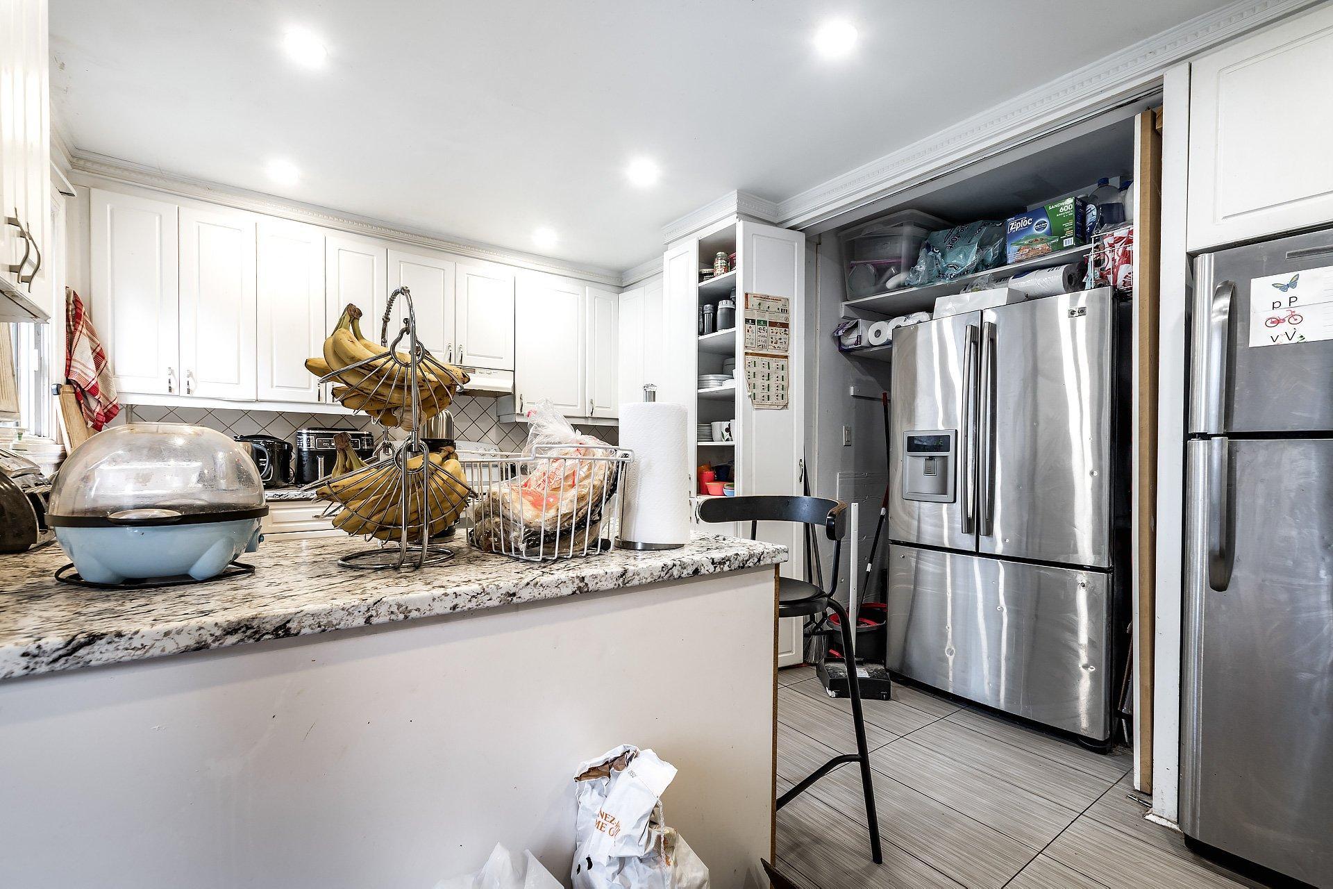 









2315

 - 2317


Rue Gold

,
Montréal (Saint-Laurent),




QC
H4M1S5

