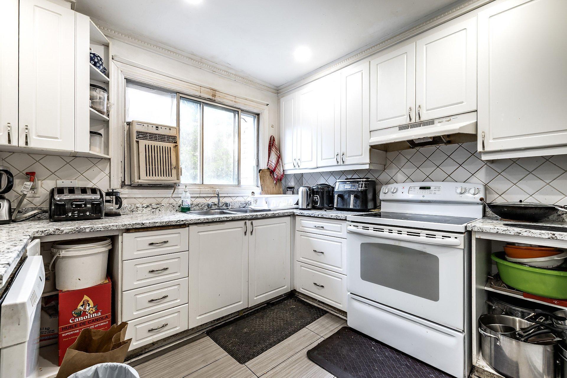 









2315

 - 2317


Rue Gold

,
Montréal (Saint-Laurent),




QC
H4M1S5

