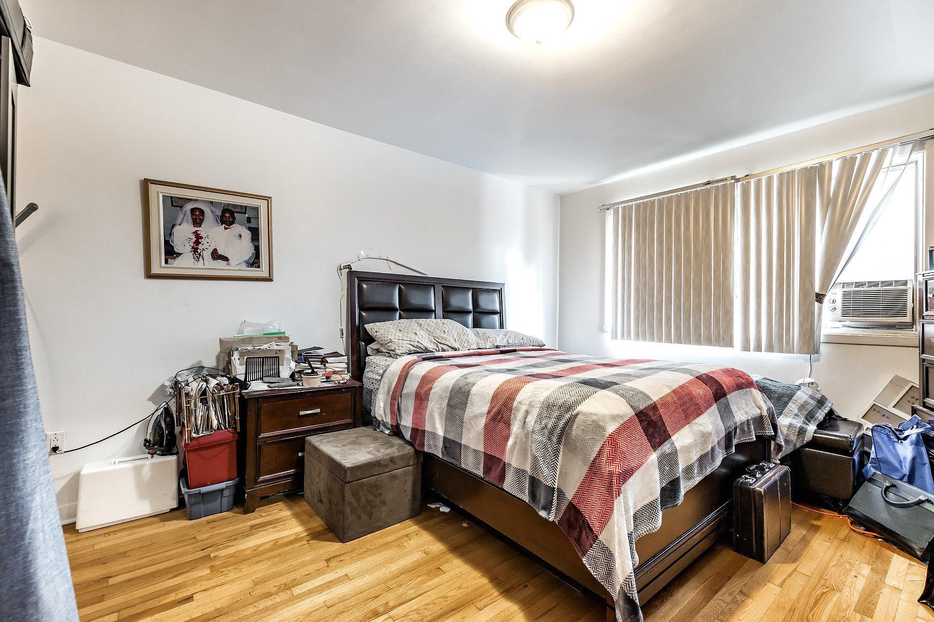 









2315

 - 2317


Rue Gold

,
Montréal (Saint-Laurent),




QC
H4M1S5

