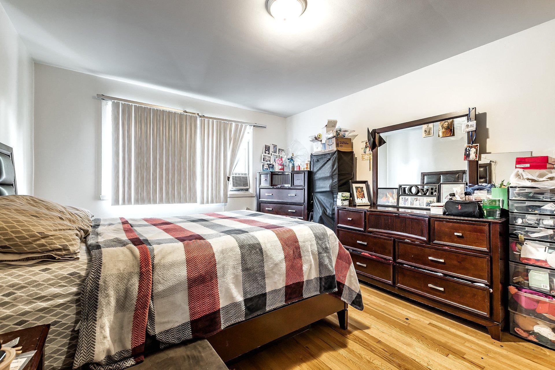 









2315

 - 2317


Rue Gold

,
Montréal (Saint-Laurent),




QC
H4M1S5

