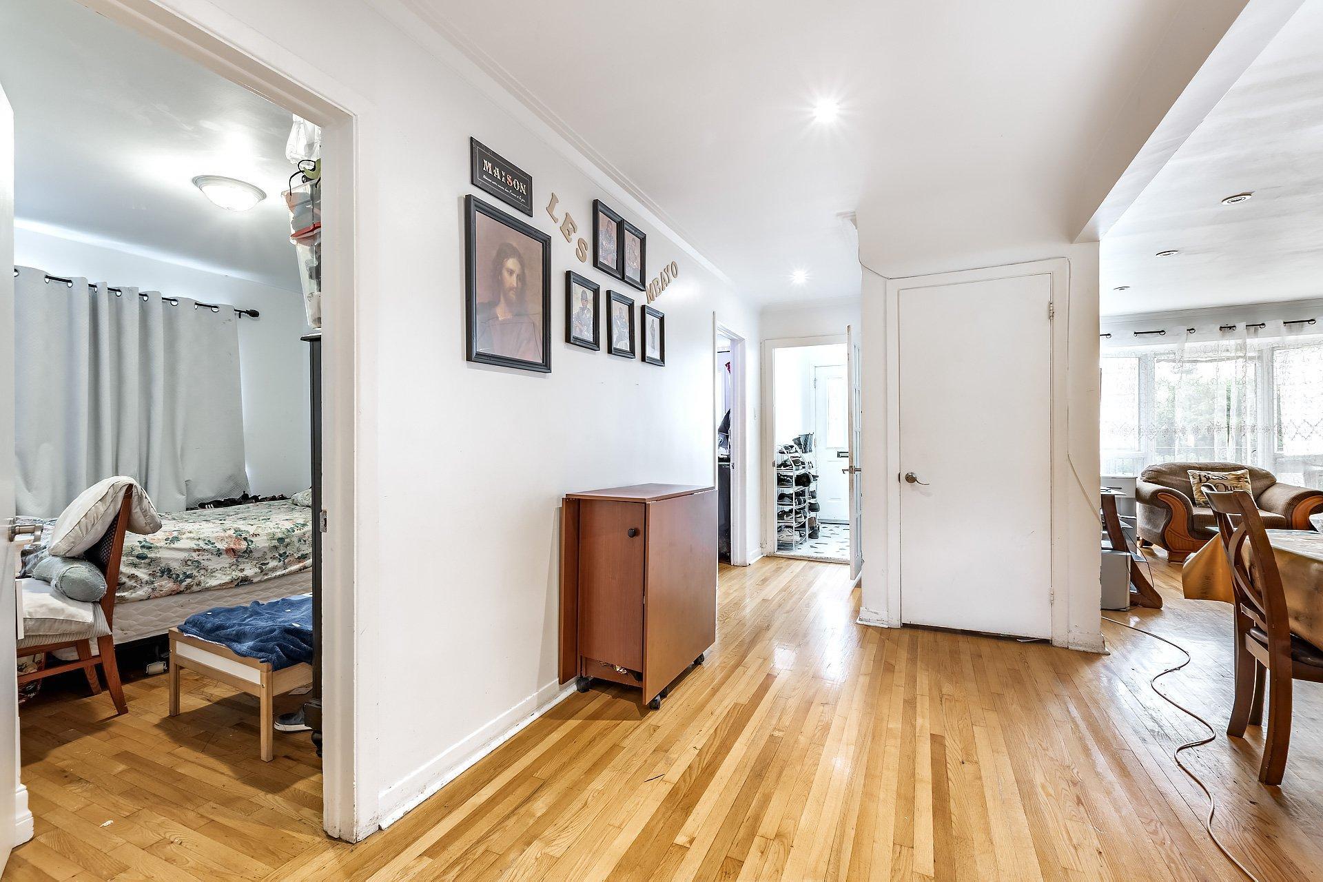









2315

 - 2317


Rue Gold

,
Montréal (Saint-Laurent),




QC
H4M1S5

