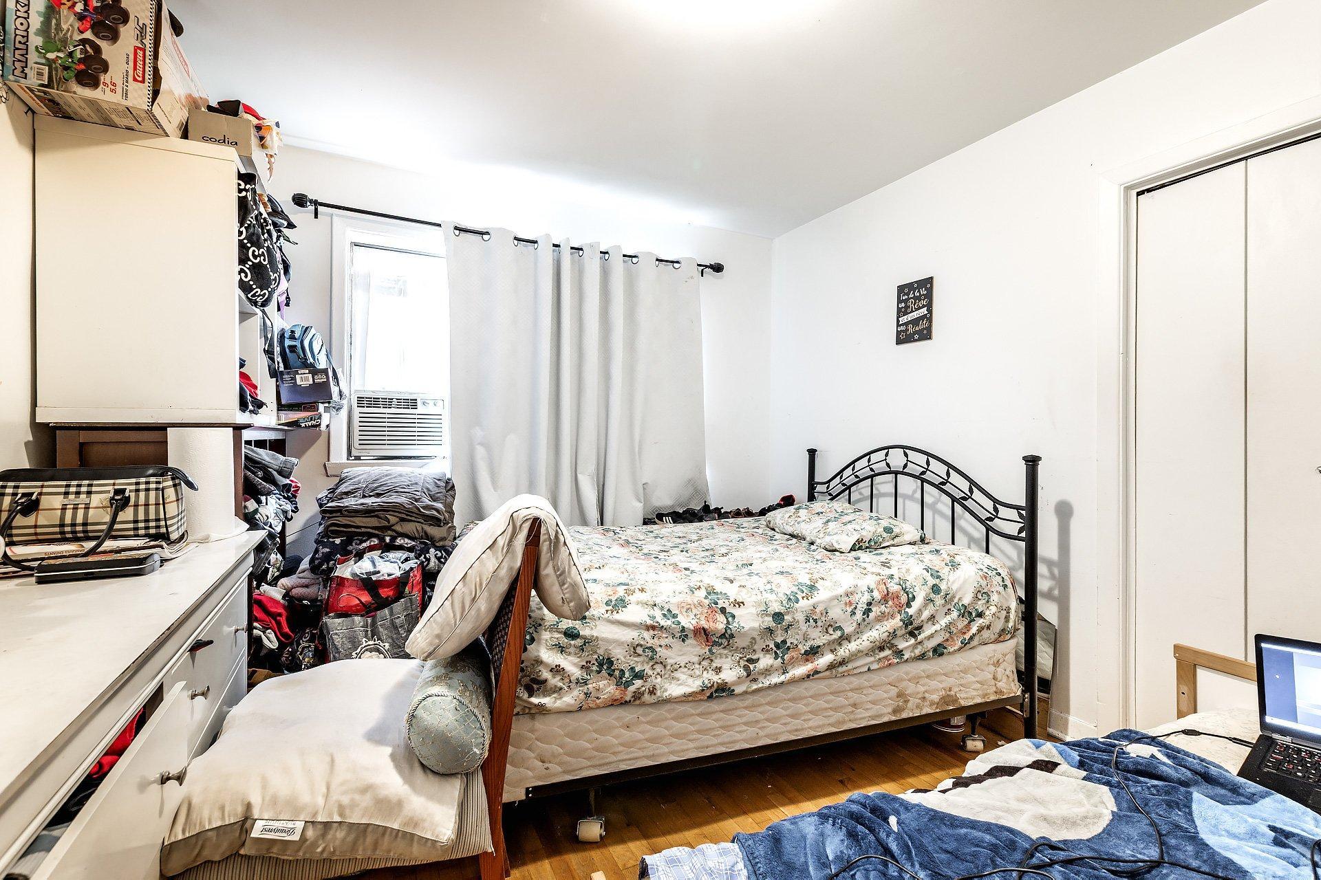 









2315

 - 2317


Rue Gold

,
Montréal (Saint-Laurent),




QC
H4M1S5

