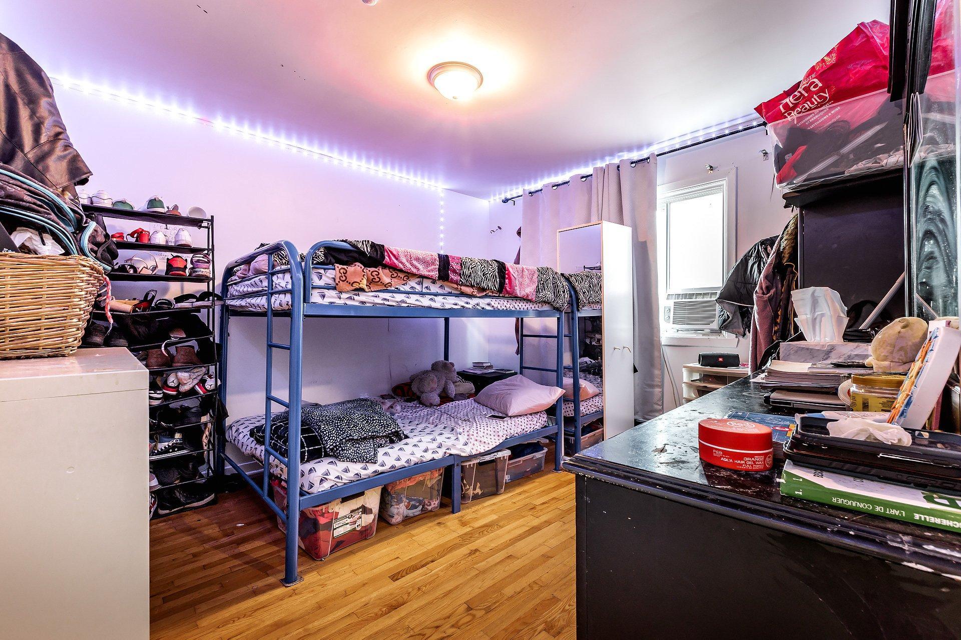 









2315

 - 2317


Rue Gold

,
Montréal (Saint-Laurent),




QC
H4M1S5

