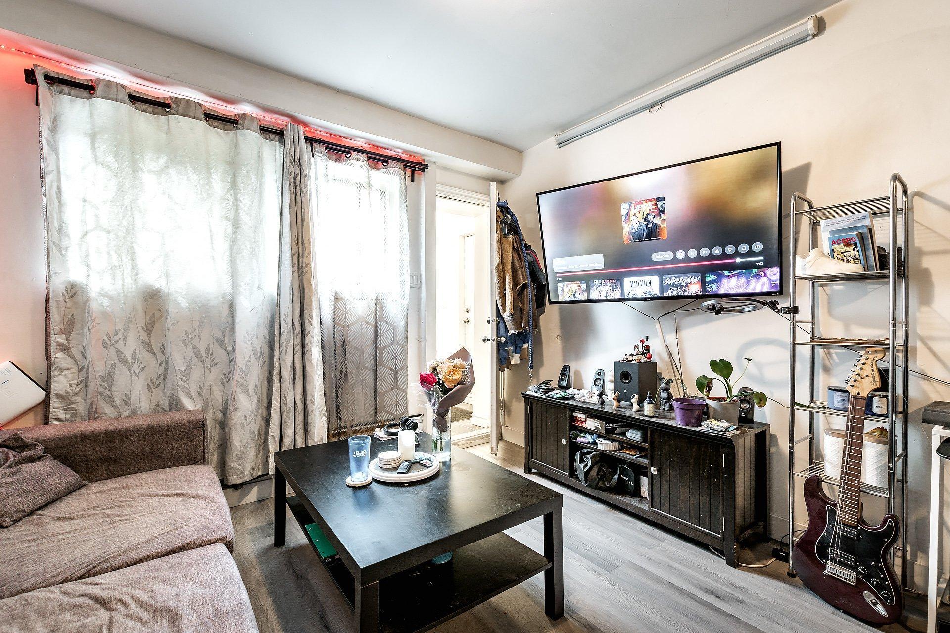 









2315

 - 2317


Rue Gold

,
Montréal (Saint-Laurent),




QC
H4M1S5

