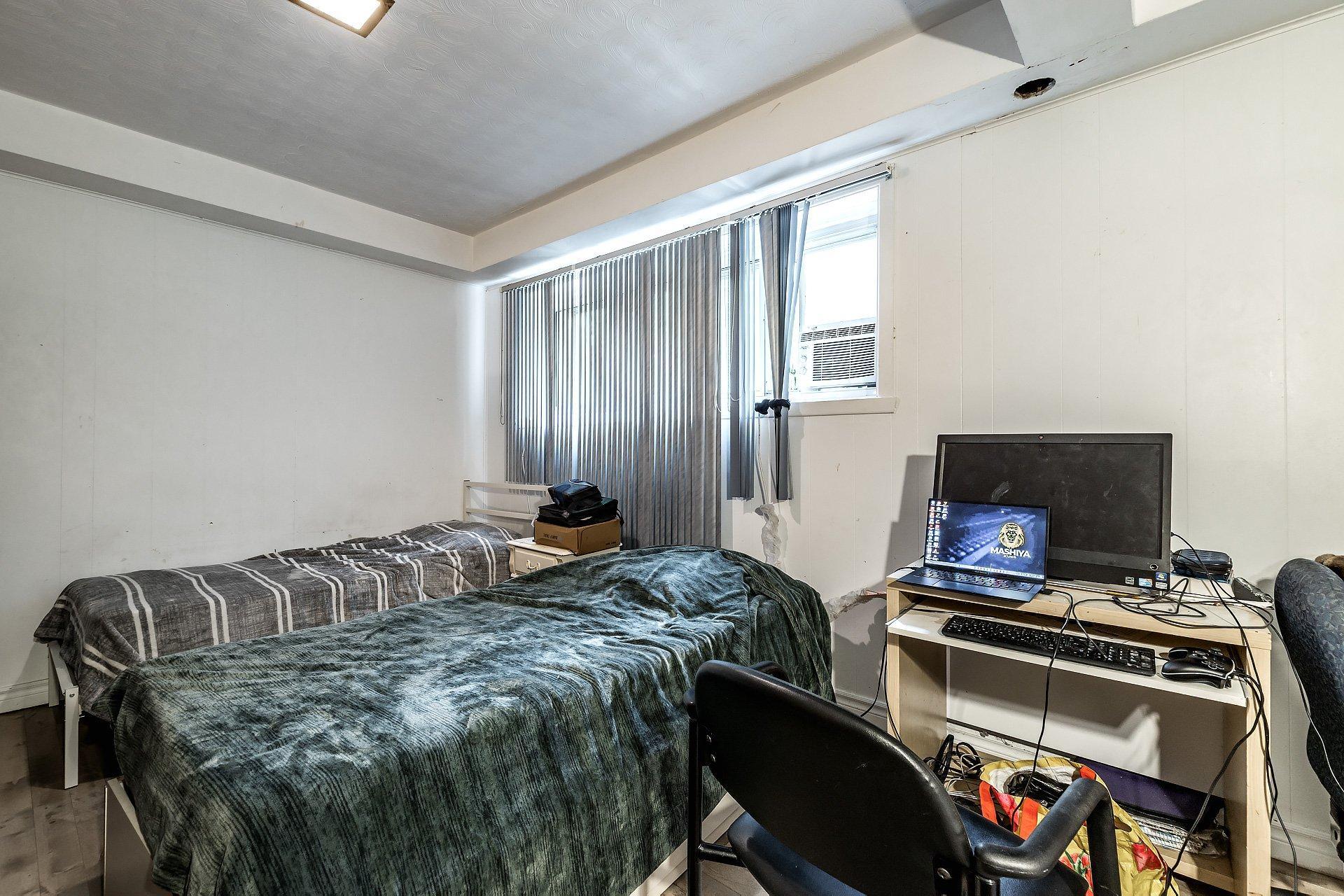 









2315

 - 2317


Rue Gold

,
Montréal (Saint-Laurent),




QC
H4M1S5

