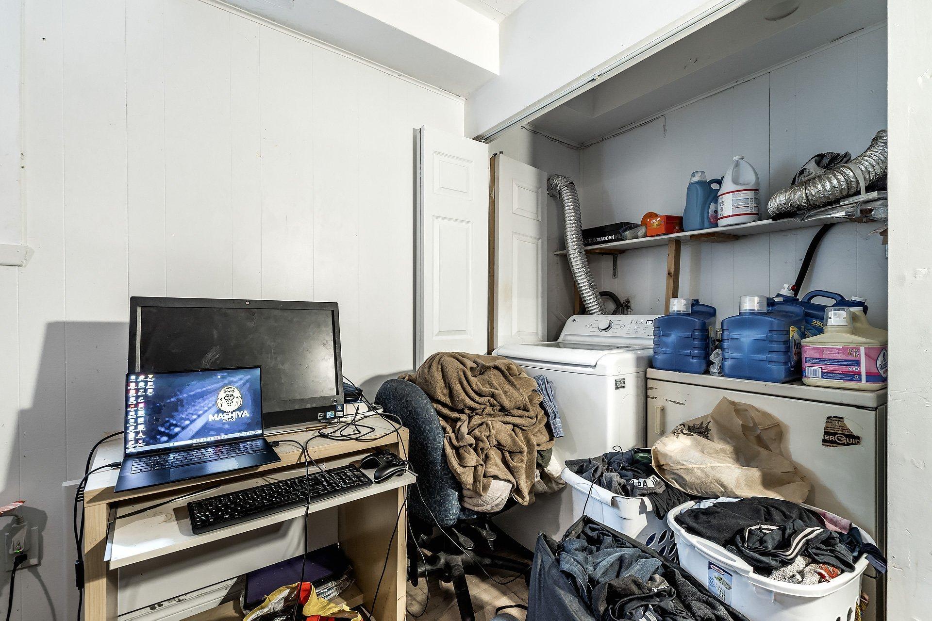 









2315

 - 2317


Rue Gold

,
Montréal (Saint-Laurent),




QC
H4M1S5

