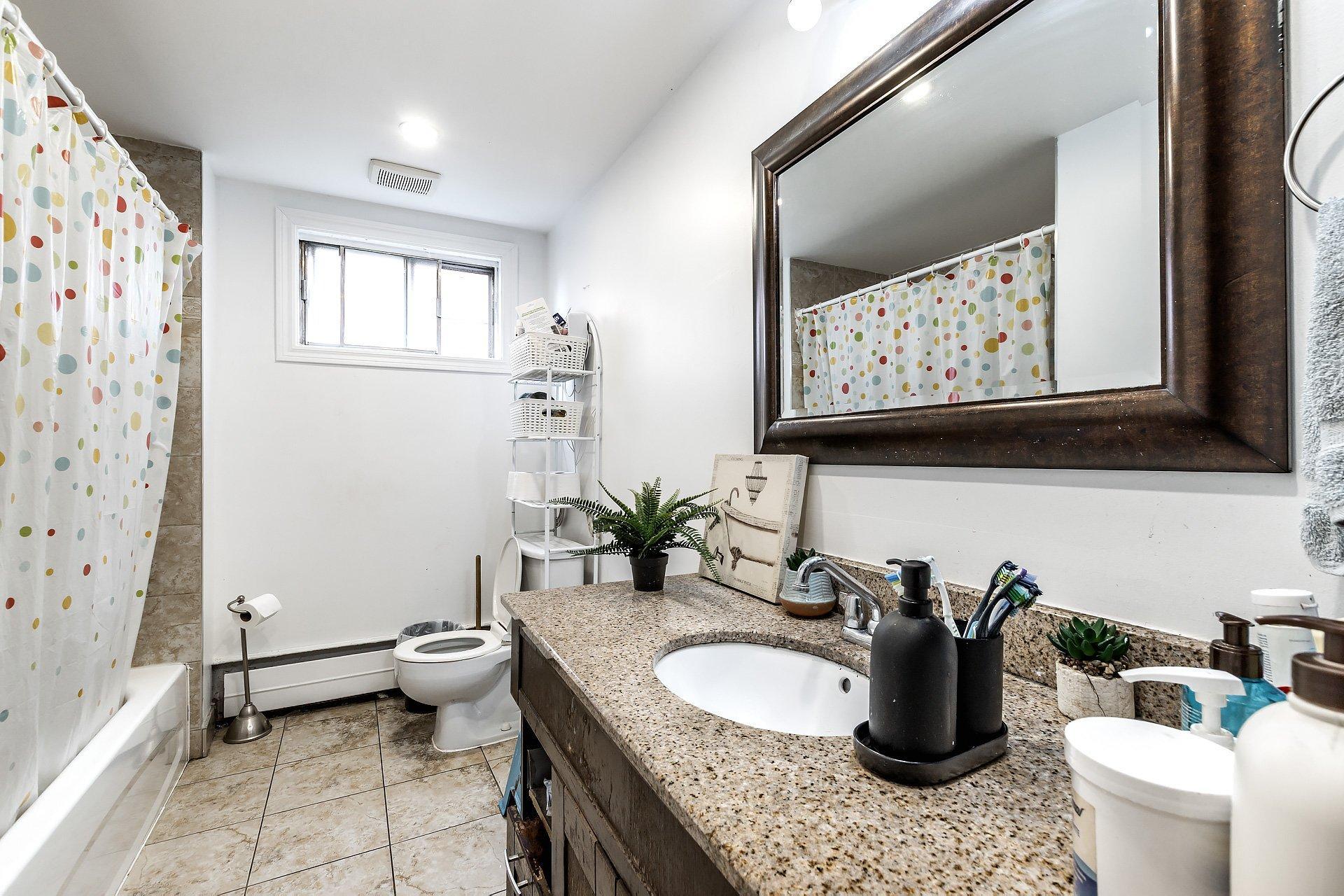 









2315

 - 2317


Rue Gold

,
Montréal (Saint-Laurent),




QC
H4M1S5

