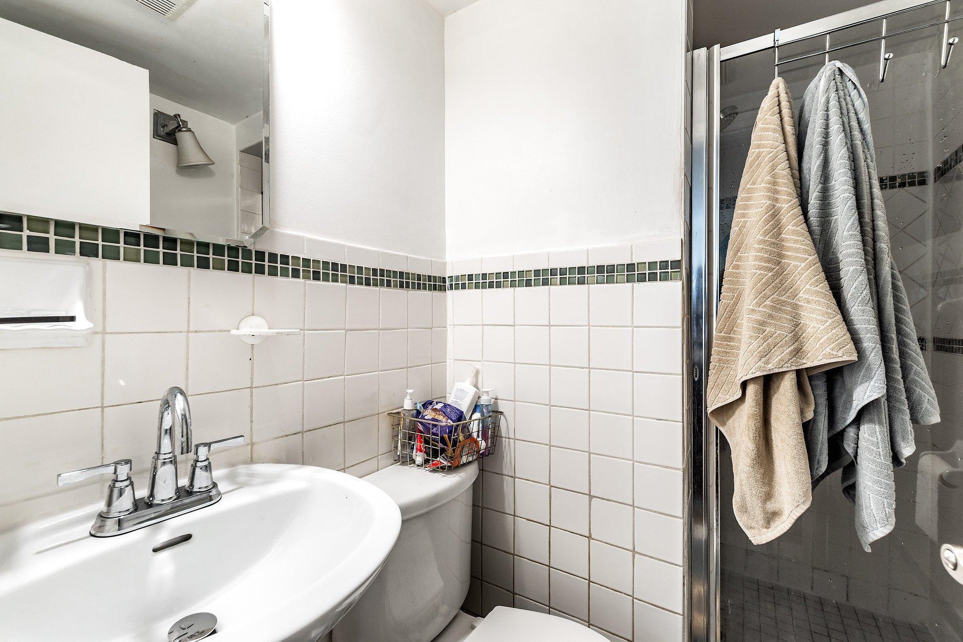 









2315

 - 2317


Rue Gold

,
Montréal (Saint-Laurent),




QC
H4M1S5

