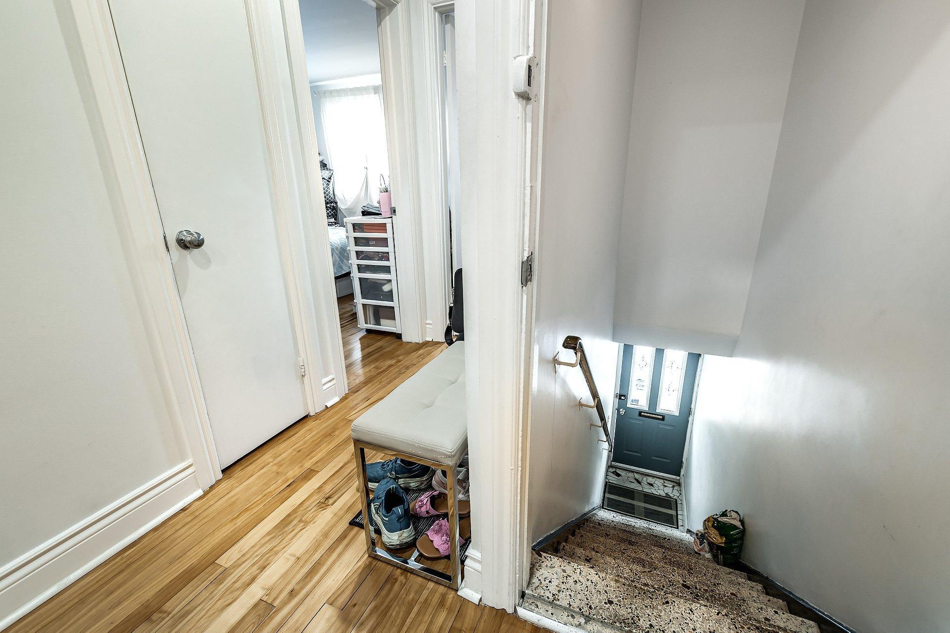 









2315

 - 2317


Rue Gold

,
Montréal (Saint-Laurent),




QC
H4M1S5

